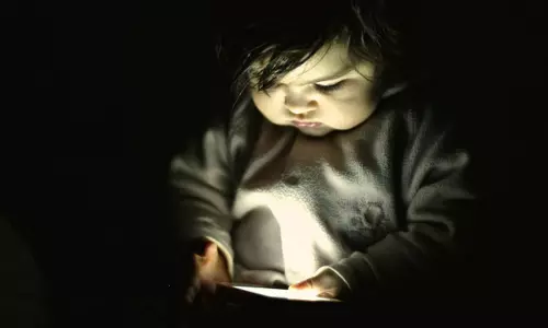 ആന കൊടുത്താലും കുഞ്ഞുവാവക്ക് സ്മാർട്ട്ഫോൺ കൊടുക്കരുത്