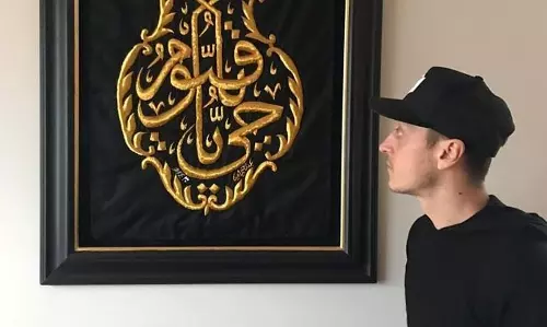 വിശുദ്ധ കഅ്ബാലയത്തെ പൊതിയുന്ന  കിസ്‍വ തുണി സ്വന്തമാക്കി  ഫുട്ബോൾ താരം ഓസിൽ