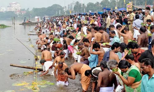 ശിവരാത്രിയിൽ അലിഞ്ഞ് ആലുവാ മണപ്പുറം; ബലിതർപ്പണത്തിനെത്തിയത് പതിനായിരങ്ങൾ