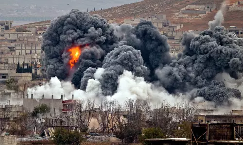 സൈന്യം പിന്‍വാങ്ങുമെന്ന് അറിയിച്ചിട്ടും സിറിയയിൽ വീണ്ടും അമേരിക്കയുടെ ബോംബാക്രമണം