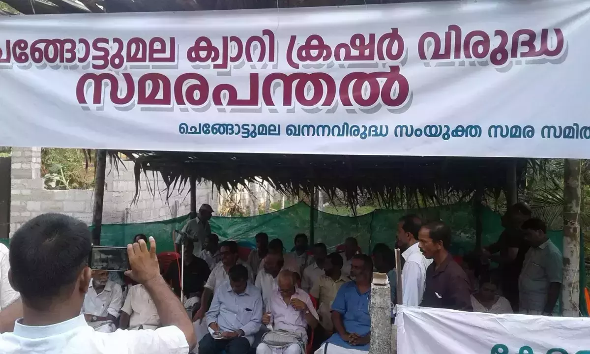 ചെങ്ങോട്ടുമല സമരം; കയ്യിൽ മണ്ണെണ്ണയുമേന്തി സമരക്കാരുടെ ആത്മഹത്യാശ്രമം