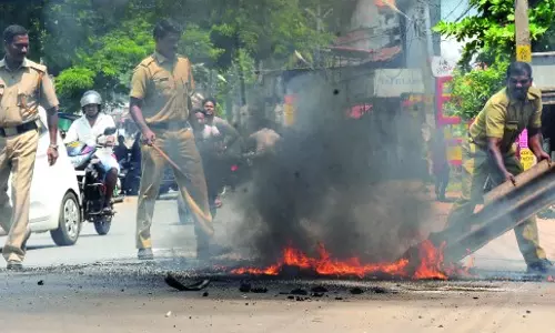 ഹര്‍ത്താലിന് പിന്നാലെ സംസ്ഥാനത്ത് പലയിടത്തും സംഘര്‍ഷം; വീടുകള്‍ക്ക് നേരെ അക്രമം, ബോംബേറ്