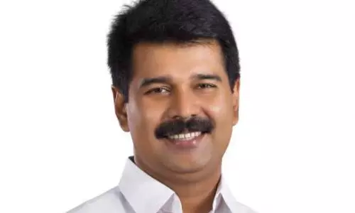 ജോയ്സ് ജോര്ജ് നാമനിര്ദേശ പത്രിക സമര്പ്പിച്ചു ജോയ്സ് ജോര്ജ് നാമനിര്ദേശ പത്രിക സമര്പ്പിച്ചു