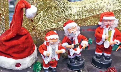 ക്രിസ്മസ് ആഘോഷങ്ങള്‍ക്ക് നിറം പകരാന്‍ ഇവരുണ്ട്, പക്ഷേ ഇവരുടെ ജീവിതങ്ങള്‍ക്ക് ഇല്ലായ്മയുടെ നിറമാണ്