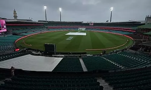 അഞ്ചാം ദിനം ആദ്യ സെഷന്‍ മഴ മൂലം തടസപ്പെട്ടു