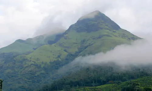 തണുത്തുറഞ്ഞ് മൂന്നാര്‍ ഹൈറേഞ്ച്, മറയൂരിലേക്ക് ടൂറിസ്റ്റുകളുടെ ഒഴുക്ക്  