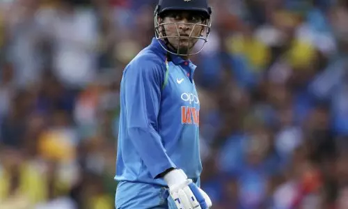 ധോണി ഔട്ടല്ലെന്ന് റിപ്ലേയില്‍ വ്യക്തം; പണിയായത് റായുഡുവിന്റെ റിവ്യു