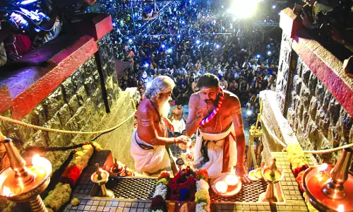 ശബരിമലയിൽ തിരക്കേറുന്നു; നിലക്കലിൽ ഗതാഗത കുരുക്ക് 