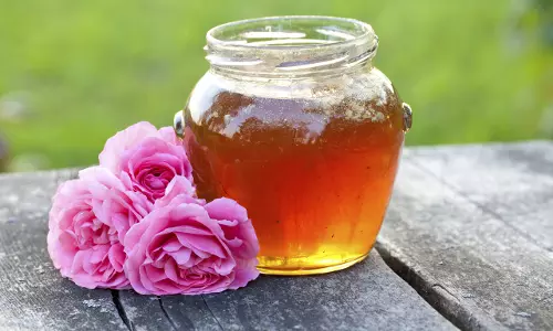 വരണ്ട ചുണ്ടുകള്‍ക്ക് വീട്ടിലുണ്ട് പരിഹാരം