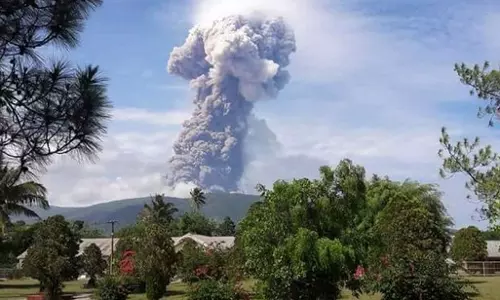 ഇന്തോനേഷ്യയില്‍ അഗ്നിപർവ്വതം വീണ്ടും പൊട്ടിത്തെറിച്ചു; സുനാമി മുന്നറിയിപ്പ്