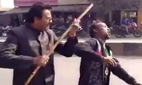 മോഡിയെയും യോഗിയെയും വിമര്‍ശിച്ച ഭിന്നശേഷിക്കാരനെ മര്‍ദിച്ച് ബി.ജെ.പി നേതാവ് 