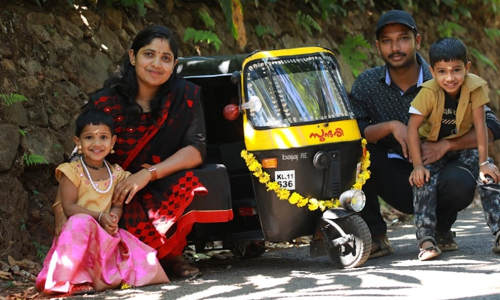 മക്കള്‍ക്ക് കളിക്കാന്‍ കുഞ്ഞന്‍ ഓട്ടോറിക്ഷ നിര്‍മ്മിച്ച അച്ഛന്‍