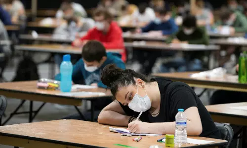 അവസാന വര്‍ഷ പരീക്ഷക്കായി കോളജുകള്‍ തുറക്കാമെന്ന് കേന്ദ്രം