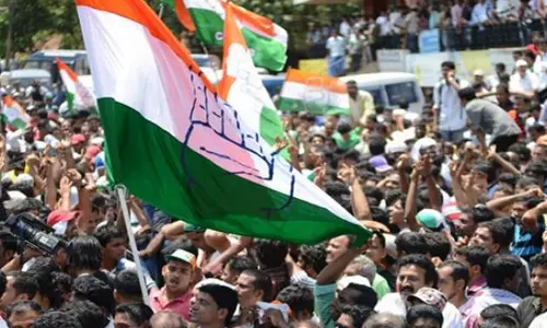 കര്‍ണാടകയില്‍ രാഷ്ട്രീയ അനിശ്ചിതത്വം തുടരുന്നതിനിടെ തമ്മില്‍തല്ലി കോണ്‍ഗ്രസ് എം.എല്‍.എമാര്‍