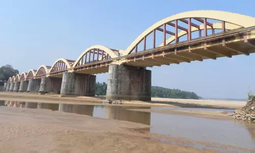 ദുരിതം വിതച്ച് കുറ്റിപ്പുറം മിനി പമ്പയിലെ ടോയ്ലറ്റുകള്‍; പ്രതിഷേധവുമായി നാട്ടുകാര്‍