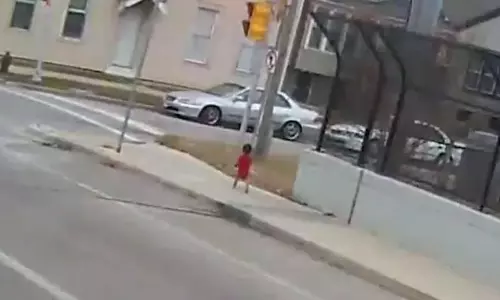 കൊടുംതണുപ്പില്‍ അലഞ്ഞു നടന്ന കുഞ്ഞിന് രക്ഷകയായി ബസ് ഡ്രൈവര്‍