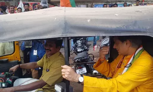 ഓട്ടോ തൊഴിലാളികളുടെ വോട്ടുറപ്പിക്കാൻ ഓട്ടോ സവാരി നടത്തി തരൂര്‍