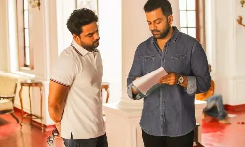 ബര്‍ത്ത്‌ഡേ കാര്‍ഡില്‍ എഴുതിയത് എന്താണെന്ന് പൃഥ്വിയുടെ വീട്ടില്‍ ചെന്ന് ചോദിക്കുന്ന ടൊവിനോ; ട്രോളില്‍ മുങ്ങി പൃഥ്വിരാജിന്റെ ആശംസ