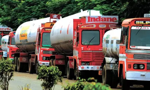 പത്തനംതിട്ടയില്‍ ടാങ്കര്‍ ലോറി വൃത്തിയാക്കുന്നതിനിടെ വിഷവാതകം ശ്വസിച്ച് ഒരാള്‍ മരിച്ചു