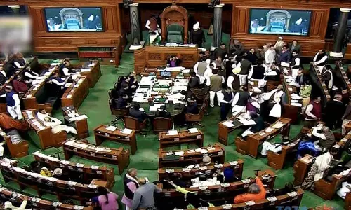 പശുവിന്റെ പേരില്‍ മുസ്‍ലിംകളെ ആക്രമിക്കുന്നത് തടയാത്തവര്‍ സ്ത്രീകളുടെ പേരില്‍ മുതലക്കണ്ണീരൊഴുക്കുന്നു; സര്‍ക്കാരിനെ തുറന്നുകാട്ടി പ്രതിപക്ഷം