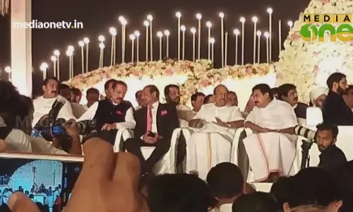 പാർലമെന്റിൽ പങ്കെടുക്കാതെ കല്യാണത്തിന് പോയ ആളുടെ പ്രസ്താവന പാർലമെന്റിൽ പങ്കെടുക്കാതെ കല്യാണത്തിന് പോയ ആളുടെ പ്രസ്താവന