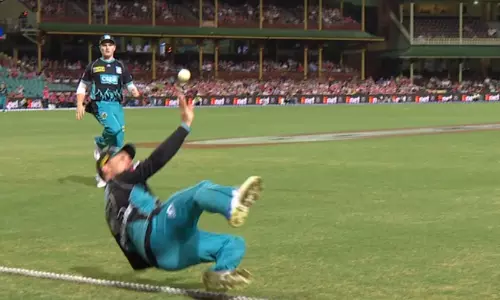 ക്യാച്ച് വിട്ടാലെന്താ? ബൗണ്ടറി ലൈനില്‍ മക്കല്ലത്തിന്റെ അമ്പരപ്പിക്കുന്ന പ്രകടനം 