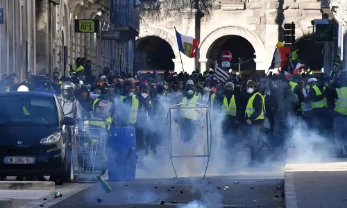 ഫ്രാന്‍സില്‍ മഞ്ഞകുപ്പായക്കാരുടെ പ്രതിഷേധം കൂടുതല്‍ ശക്തമാകുന്നു