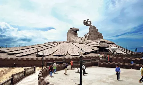 ജടായുപ്പാറയിലെ വിസ്മയ കാഴ്ചകള്- വിശേഷങ്ങളുമായി രാജീവ് അഞ്ചല് ജടായുപ്പാറയിലെ വിസ്മയ കാഴ്ചകള്- വിശേഷങ്ങളുമായി രാജീവ് അഞ്ചല്