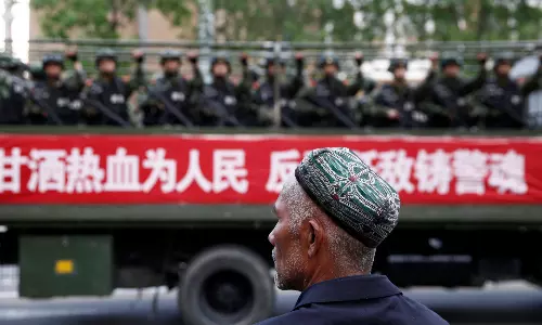 “കയറിയാൽ പുറത്തിറങ്ങാത്ത” ക്യാമ്പുകൾ; ഇസ്ലാമിനെ തുടച്ചുനീക്കാനുറച്ച് ചൈന “കയറിയാൽ പുറത്തിറങ്ങാത്ത” ക്യാമ്പുകൾ; ഇസ്ലാമിനെ തുടച്ചുനീക്കാനുറച്ച് ചൈന