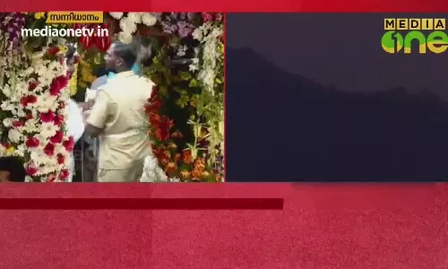 പൊന്നമ്പലമേട്ടിൽ മകരജ്യോതി തെളിഞ്ഞു 