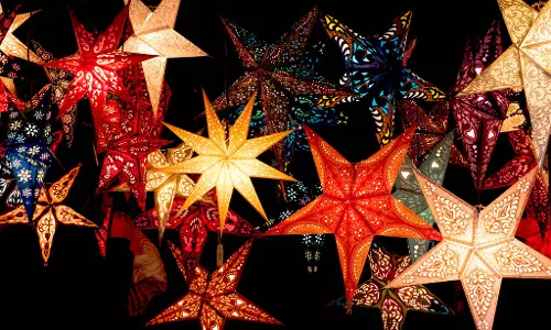 സ്കൂളിന് ചുറ്റുമതില്‍ പണിയാന്‍ നക്ഷത്ര വില്‍പന നടത്തി നടക്കാവ് സ്കൂളിലെ വിദ്യാര്‍ത്ഥികള്‍