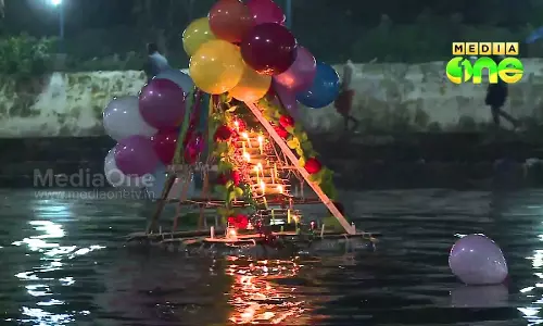 മകരവിളക്കിന് മുന്നോടിയായി പമ്പാനദിയിൽ തീർഥാടകരുടെ പമ്പവിളക്ക് മകരവിളക്കിന് മുന്നോടിയായി പമ്പാനദിയിൽ തീർഥാടകരുടെ പമ്പവിളക്ക്