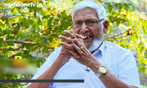 സ്കൂളില്‍ പോയിട്ടില്ലെങ്കിലും മൂസക്കോയ കോട്ടപ്പറമ്പ് നൂറിലധികം കവിതകളുടെ രചയിതാവാണ്