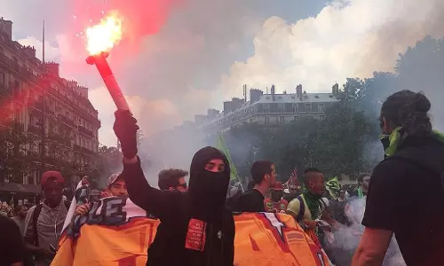 ഫ്രാന്സില് സര്ക്കാര് വിരുദ്ധ പ്രക്ഷോഭം തുടരുന്നു ഫ്രാന്സില് സര്ക്കാര് വിരുദ്ധ പ്രക്ഷോഭം തുടരുന്നു