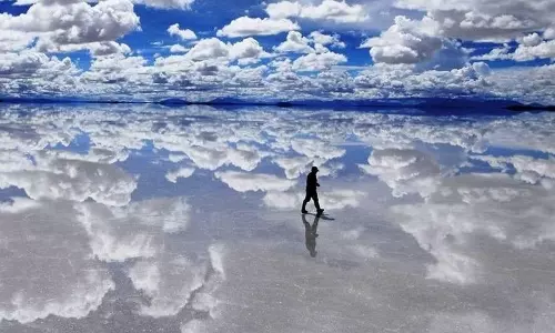 ബൊളീവിയയിലെ കണ്ണാടി തിളക്കമുള്ള സലര് ദെ ഉയുനി ഉപ്പ് തടാകത്തിലൂടെ.. ബൊളീവിയയിലെ കണ്ണാടി തിളക്കമുള്ള സലര് ദെ ഉയുനി ഉപ്പ് തടാകത്തിലൂടെ..