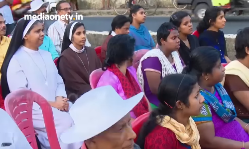 ദേശീയപാത സ്ഥലമേറ്റെടുക്കല്‍; കൂനമ്മാവ് ചിത്രകലയിൽ തീ മതിൽ സൃഷ്ടിച്ചു