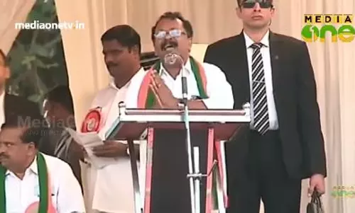 പിണറായി എന്തിനാണ് പിള്ളജിയെ ഇങ്ങനെ വേദനിപ്പിക്കുന്നത്? പിണറായി എന്തിനാണ് പിള്ളജിയെ ഇങ്ങനെ വേദനിപ്പിക്കുന്നത്?