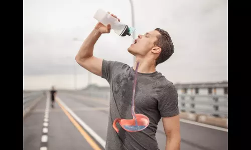 വെള്ളം കുടിക്കണം ധാരാളം, അതും ഇരുന്നുകൊണ്ട്; എന്തുകൊണ്ടെന്നാല്‍...