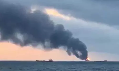 ക്രീമിയക്കടുത്ത് ചരക്കു കപ്പലുകള്‍ക്ക് തീപിടിച്ച് 11പേര്‍ മരിച്ചു. രണ്ട് കപ്പലുകളാണ് അപകടത്തില്‍ പെട്ടത്. 14 പേരെ രക്ഷപ്പെടുത്തി