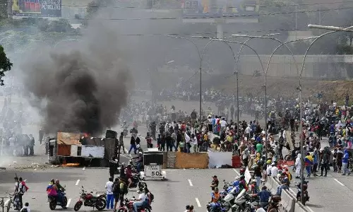 രാഷ്ട്രീയ പ്രതിസന്ധിയില് ഉലഞ്ഞ് വെനസ്വേല രാഷ്ട്രീയ പ്രതിസന്ധിയില് ഉലഞ്ഞ് വെനസ്വേല