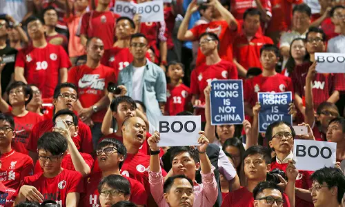 ചെെനയുടെ ദേശീയ ഗാനത്തെ അവഹേളിക്കുന്നവര്ക്ക് കടുത്ത ശിക്ഷ നല്കാനൊരുങ്ങി ഹോങ്കോങ് ചെെനയുടെ ദേശീയ ഗാനത്തെ അവഹേളിക്കുന്നവര്ക്ക് കടുത്ത ശിക്ഷ നല്കാനൊരുങ്ങി ഹോങ്കോങ്