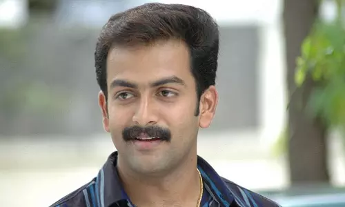 ശശി തരൂരിനെ എന്റെ പേരുമായി ചേര്ത്ത് അദ്ദേഹത്തെ അപമാനിക്കരുതേ..അദ്ദേഹം ഒരു പണ്ഡിതനാണ്, കോളേജ് വിദ്യാഭ്യാസം പോലുമില്ലാത്ത ആളാണ് ഞാന്: പൃഥ്വിരാജ് ശശി തരൂരിനെ എന്റെ പേരുമായി ചേര്ത്ത് അദ്ദേഹത്തെ അപമാനിക്കരുതേ..അദ്ദേഹം ഒരു പണ്ഡിതനാണ്, കോളേജ് വിദ്യാഭ്യാസം പോലുമില്ലാത്ത ആളാണ് ഞാന്: പൃഥ്വിരാജ്