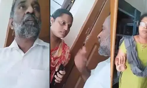 സ്കൂളിലെത്തിയ അമ്മയെ ‘തെറി വിളിച്ച്’ സ്വീകരിച്ച് അധ്യാപകര്‍; വീഡിയോ 