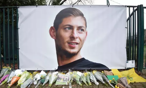 ഒമ്പതാം മിനിറ്റില് കളി നിര്ത്തിവെച്ചു; സലായുടെ ഓര്മ്മകളില് കണ്ണീര് വെടിഞ്ഞ് നാന്റസ് ഒമ്പതാം മിനിറ്റില് കളി നിര്ത്തിവെച്ചു; സലായുടെ ഓര്മ്മകളില് കണ്ണീര് വെടിഞ്ഞ് നാന്റസ്