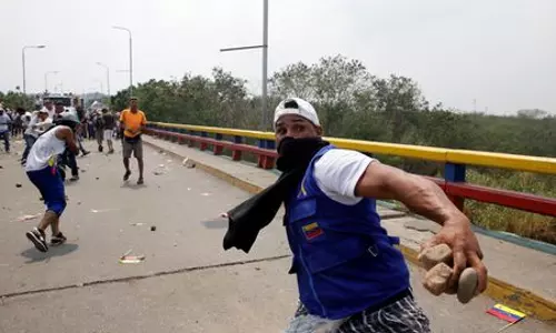 സംഘര്‍ഷമൊഴിയാതെ വെനിസ്വേല; കൊളംബിയ അതിര്‍ത്തിയില്‍ വ്യാപക അക്രമം  