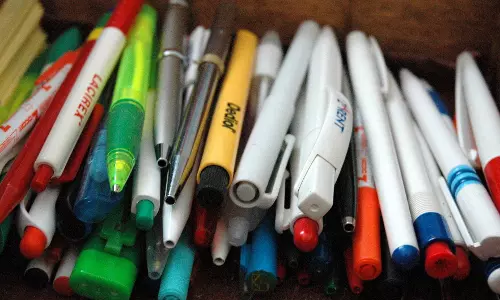 ഉപയോഗം കഴിഞ്ഞ പേനകള്‍ വലിച്ചെറിയല്ലേ..അത് റാഫിക്ക് കൊടുത്തേക്കൂ