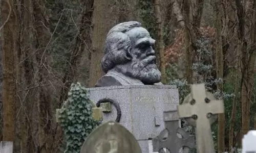 കാള്‍ മാര്‍ക്സിന്റെ ശവകുടീരം തകര്‍ക്കപ്പെട്ട നിലയില്‍ കണ്ടെത്തി