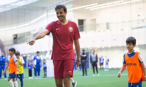 ആവേശമുയര്‍ത്തി പന്തു തട്ടാനിറങ്ങി ഖത്തര്‍ അമീര്‍