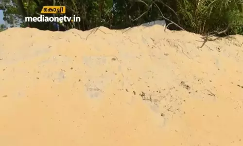 അപകടം വിളിച്ചുവരുത്തി കുഴിപ്പിളളി തീരദേശറോഡിലെ മണല്‍ക്കൂന