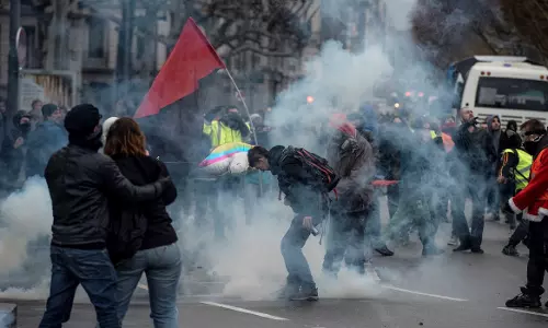 ഫ്രാന്‍സില്‍ സര്‍ക്കാര്‍ വിരുദ്ധ പ്രക്ഷോഭത്തിനെതിരെ അധികൃതര്‍